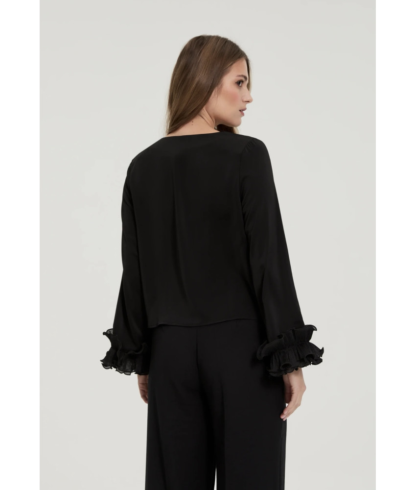 ΓΥΝΑΙΚΕΙΑ ΜΑΥΡΗ ΜΠΛΟΥΖΑ ΜΕ ΒΟΛΑΝ ΣΤΑ ΜΑΝΙΚΙΑ 